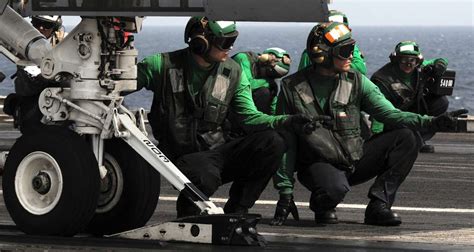 Aviation Boatswain S Mates Guide The Tow Bar Of An Nara Dvids