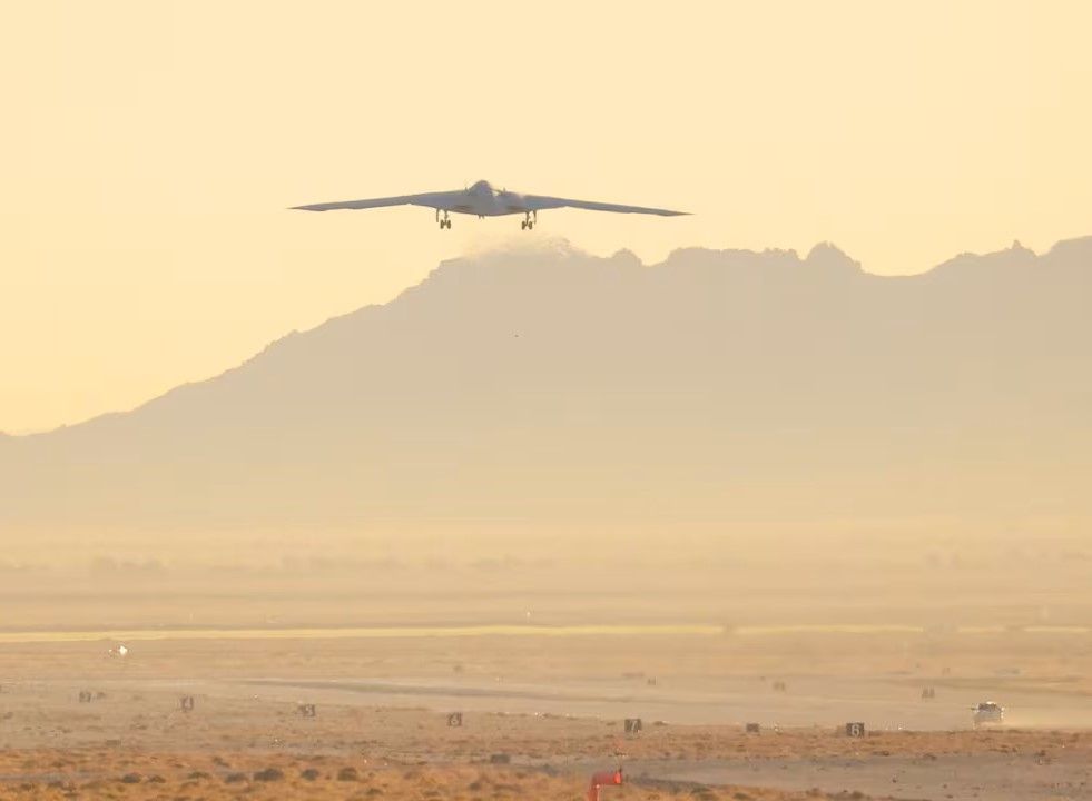 B 2 Stealth Bomber Made Its Maiden Flight 25 Years Ago La Times