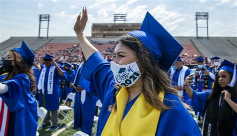 In Pictures More Than 400 Graduate From Jordan High School Long