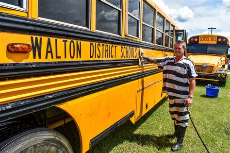 Inmates Help Clean School Buses Ahead Of New School Year Wsvn 7News