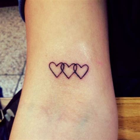 Little Bicep Tattoo Of Three Chained Hearts Tatuajes Cuello Tatuaje