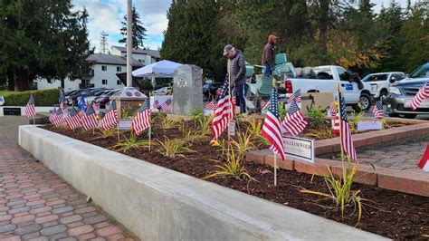 Lynnwood Unveils Memorial Monument Dedicated To Gold Star Families