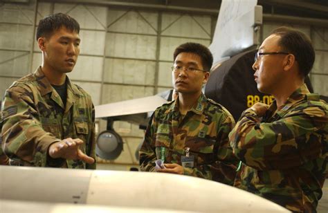 Pantons Show F 16 Operations To Rokaf Pilots Maintainers Kunsan