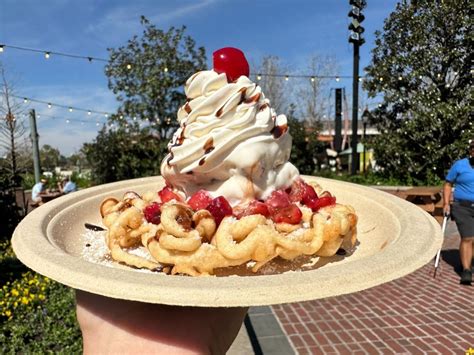 Review Banana Split Funnel Cake Arrives At The Funnel Cake Kiosk For