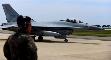 Rok Us Crew Chiefs Keep Jets Flying Kunsan Air Base Commentaries