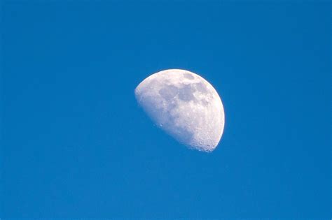 See The Moon During The Day There S A Simple Reason Why