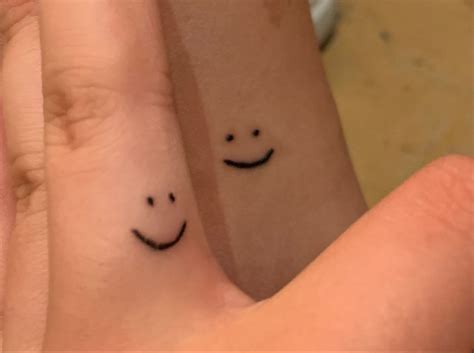 Smiley Tattoo Peque Os Dise Os De Tatuajes Disenos De Unas Tatuajes