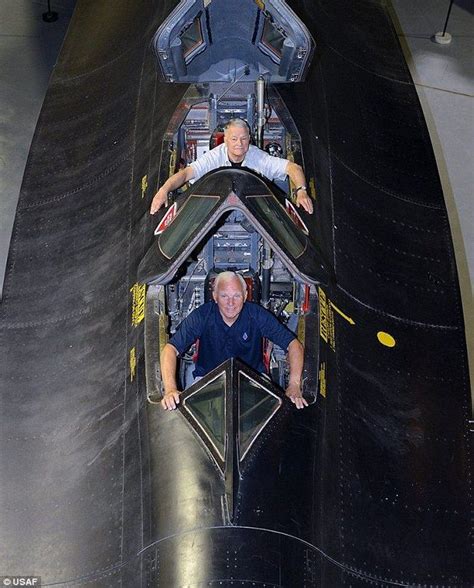 Sr 71 Blackbird Spy Plane Reunited With It S Crew 40 Years After Record