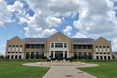 Texas A M Veterinary Students Receive Tfb Assistance Texas Farm Bureau