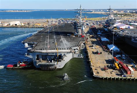 Uss Dwight D Eisenhower Cvn 69 Chegando Na Base Naval De Norfolk